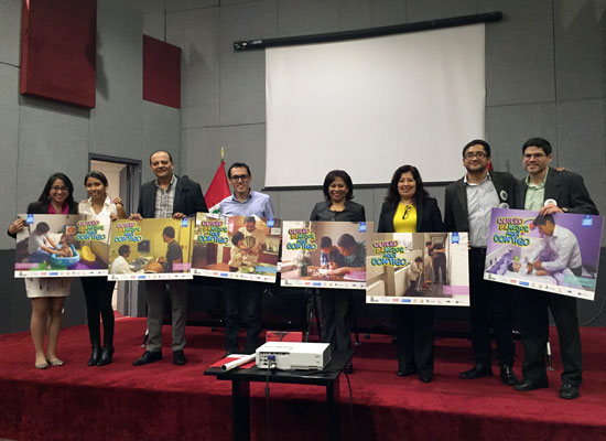Presenters hold Plataforma de Paternidades posters.