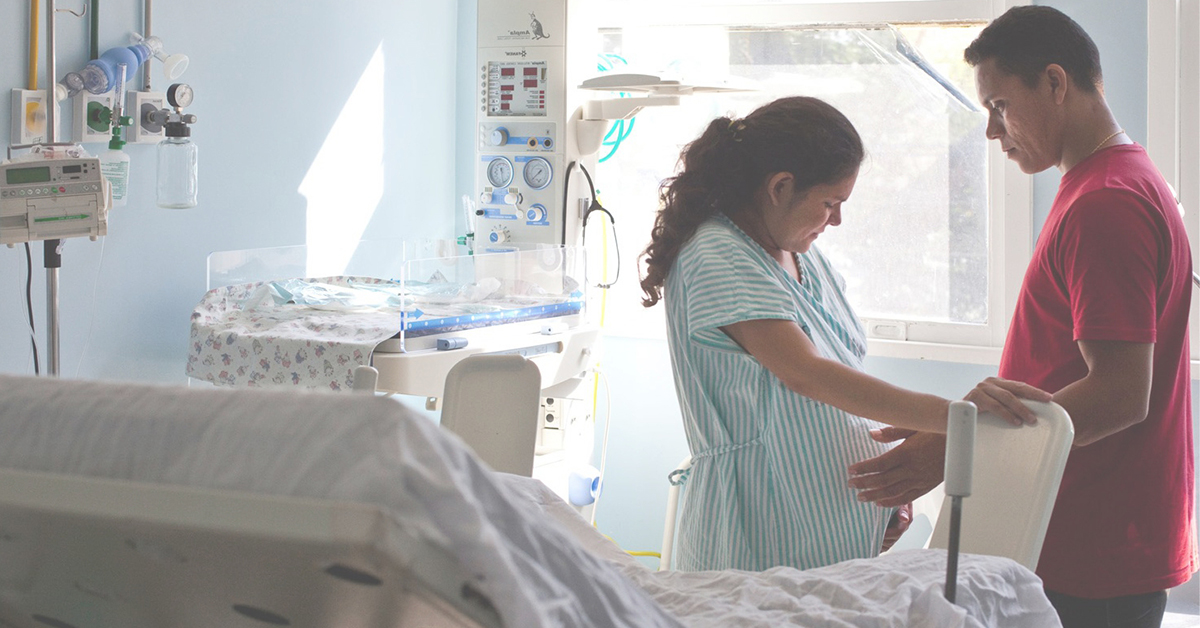 A pregnant women and her partner in a hospital room in Maternidade Carmela Dutra, in Rio de Janeiro. Credit: Beto Pêgo/Equimundo.