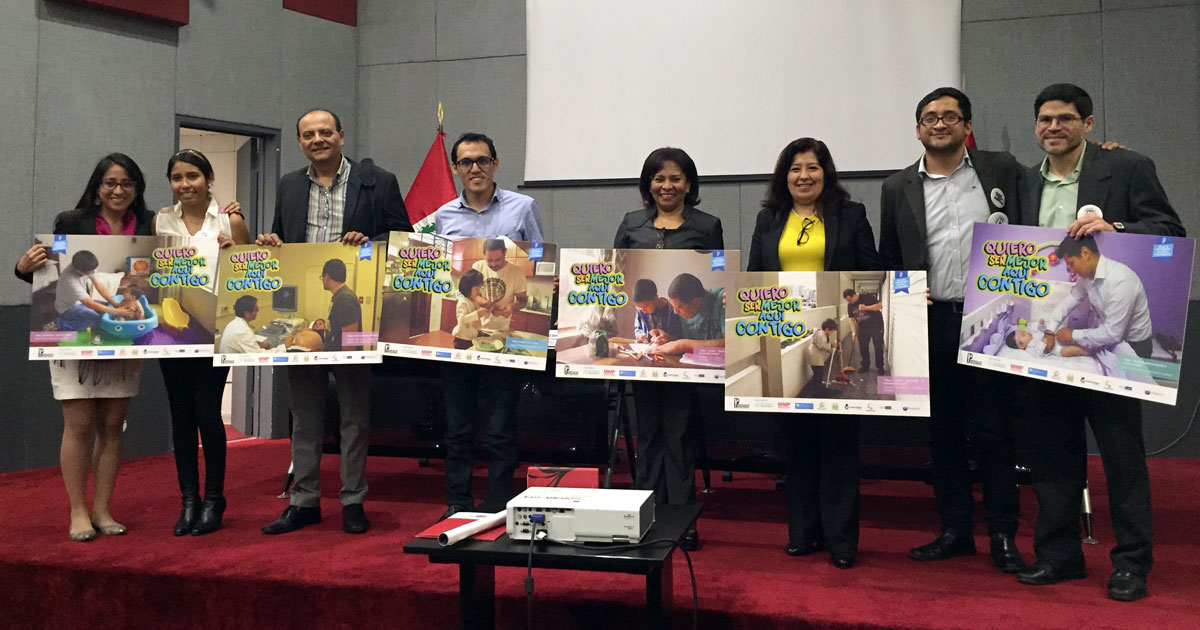 Presenters hold Plataforma de Paternidades posters.