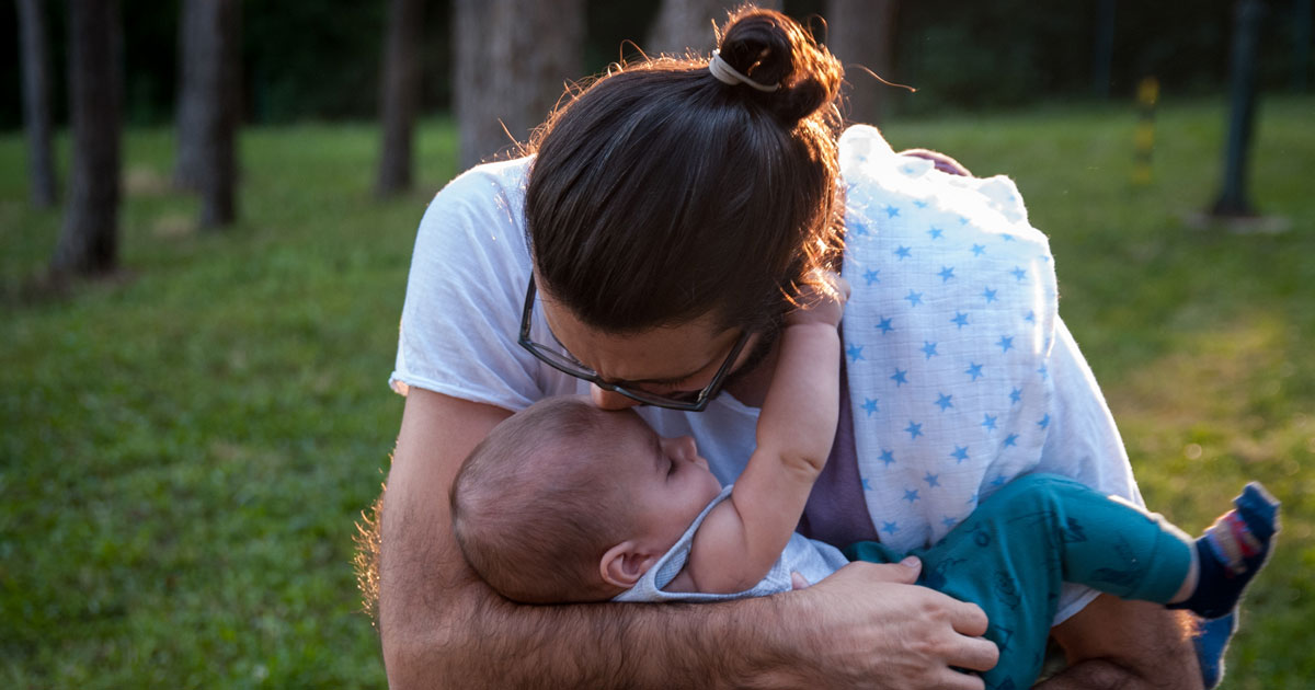 A father kisses his baby. Photo: Branko Birač / Centar E8.